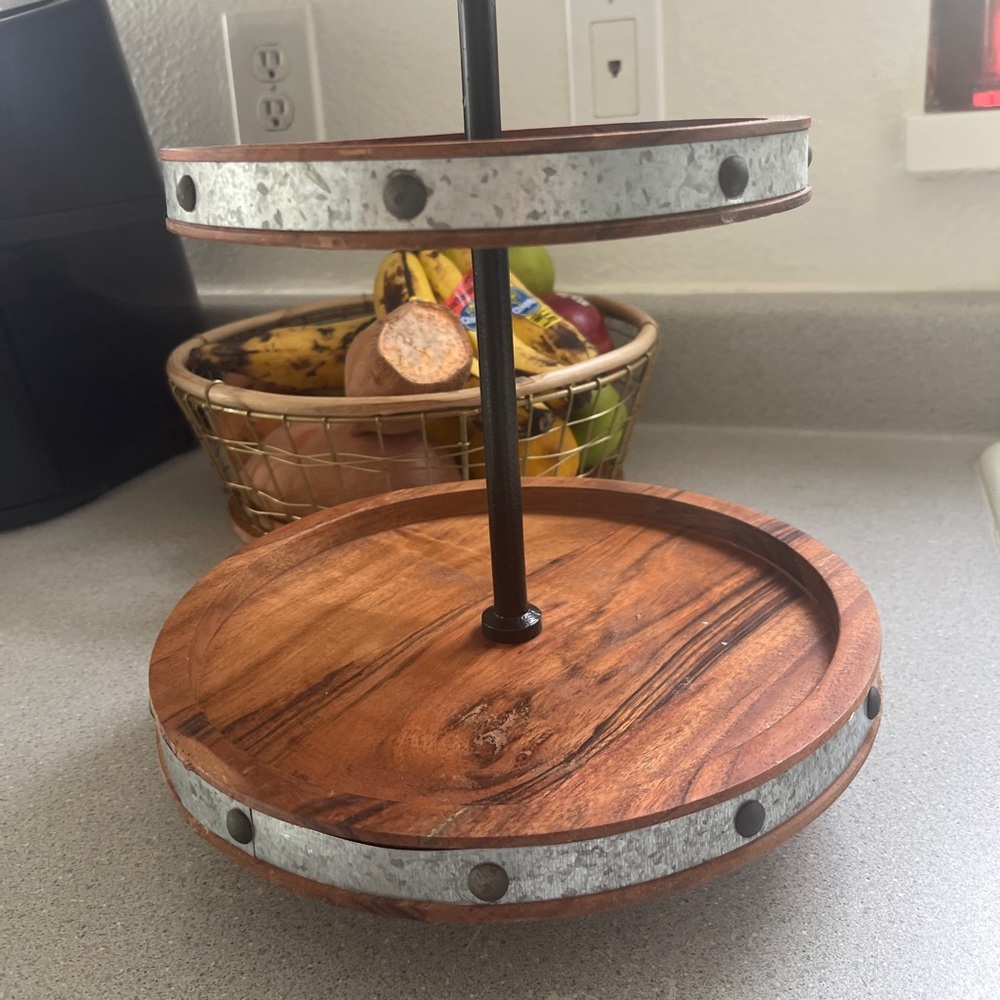 Rustic farm house 2- tier stand - Picture 3 of 5